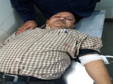 1.43 lakh looted from petrol pump owner shot